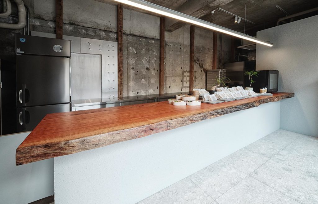 完成した一枚板のカウンター|熟成玄米専門店88での製作事例
