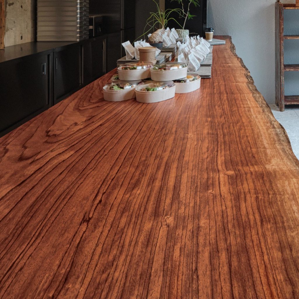 無垢材を使った一枚板カウンターの完成の姿