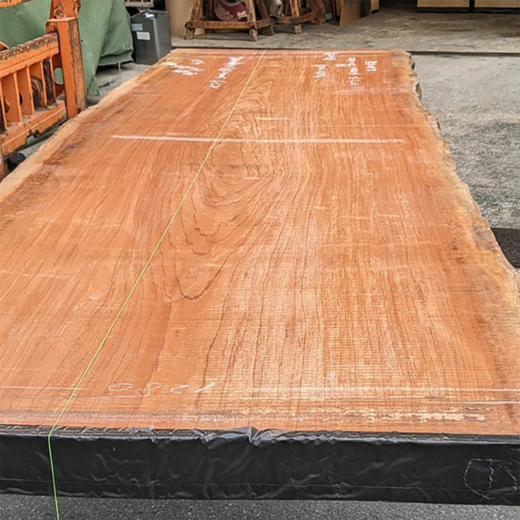 無垢材を使った一枚板カウンターの加工前の表情