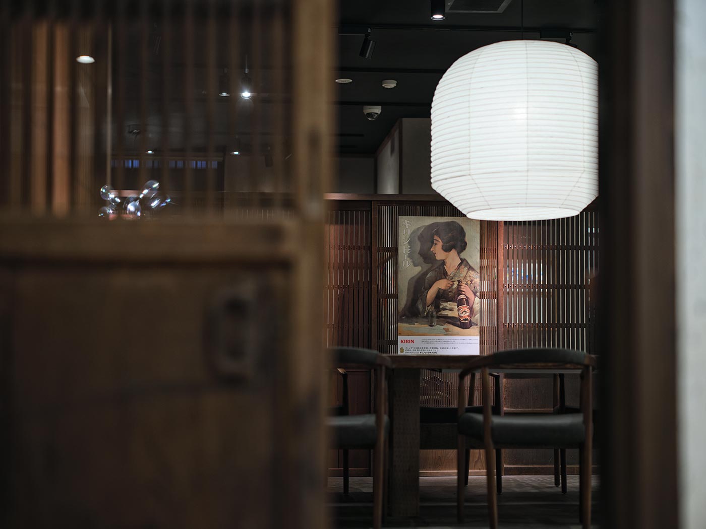 滋賀県リニューアルした草津第一ホテル内にある居酒屋「つたい」のドア越しに見る店内の風景「|PARKDESIGN(パークデザイン)の店舗デザイン事例