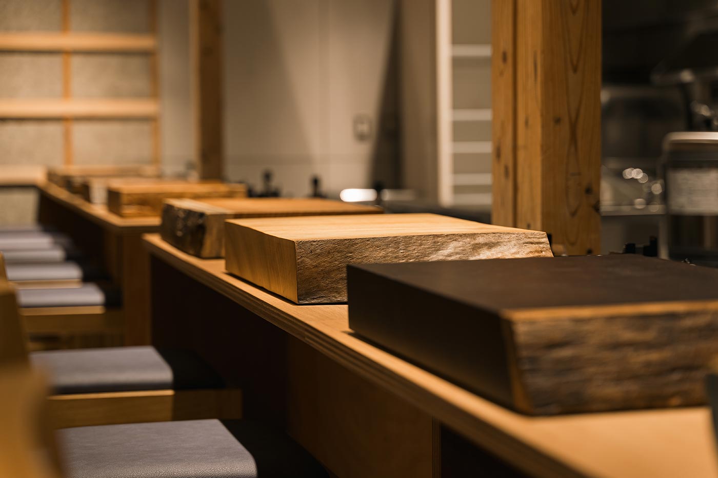 金沢に新規開業した「さぶろうべい尾山町店」のカウンターに並ぶ1枚づつ異なる樹種の無垢板|PARKDESIGN（パークデザイン）の店舗デザイン事例